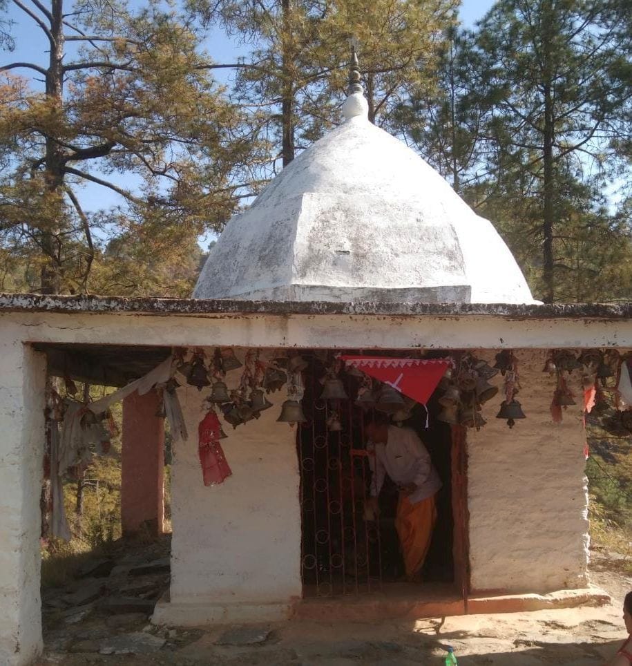 Thieves blew jewelry worth lakhs from the temple
