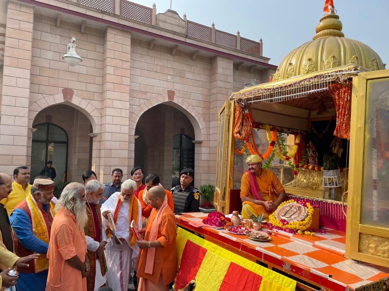 Shri Ram Charan Paduka: Chief Minister Yogi flagged off the Karma Bhoomi Yatra after worshiping