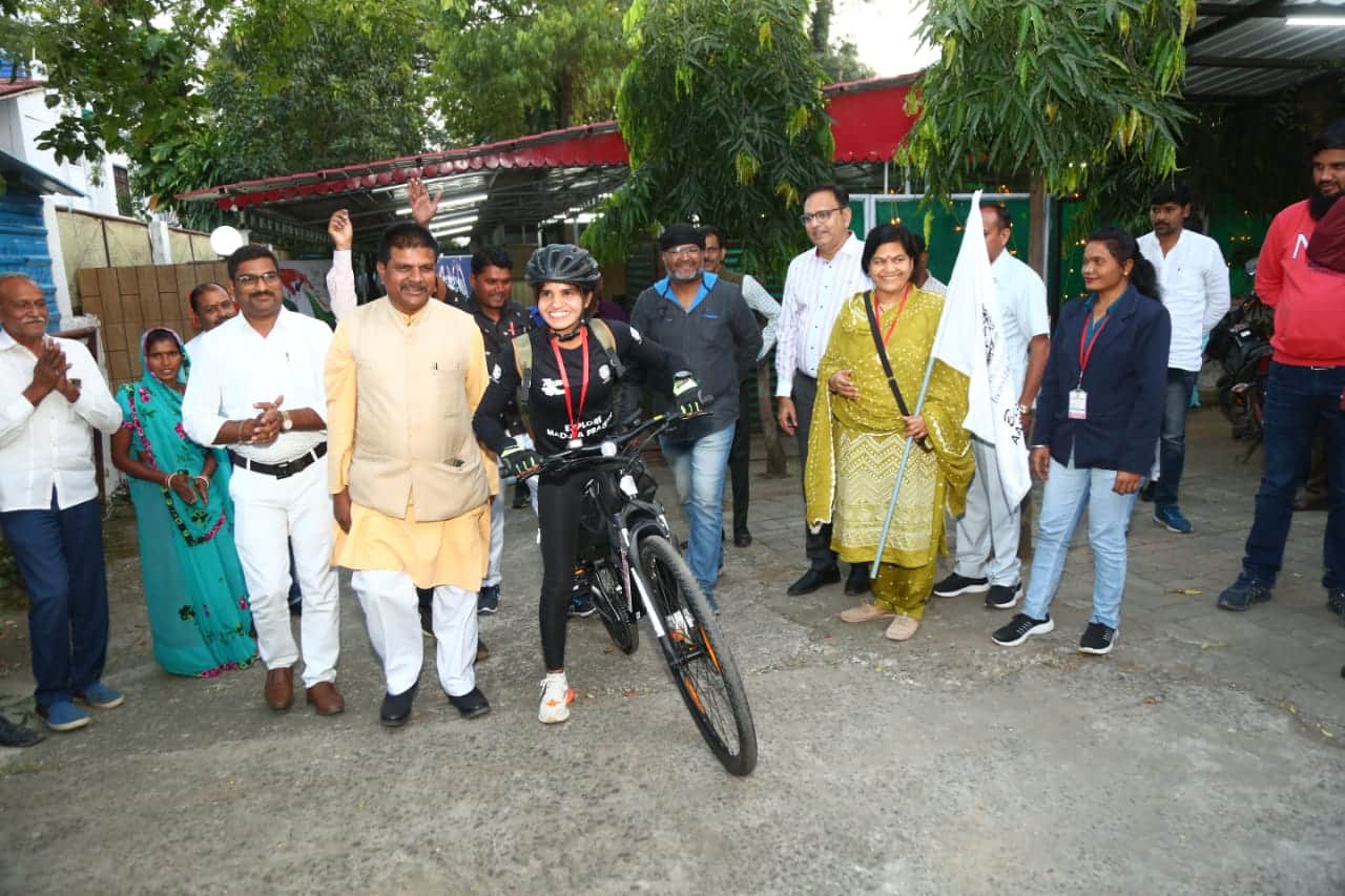 MP News:  Madhya Pradesh's daughter Asha went on a tour of the country by bicycle