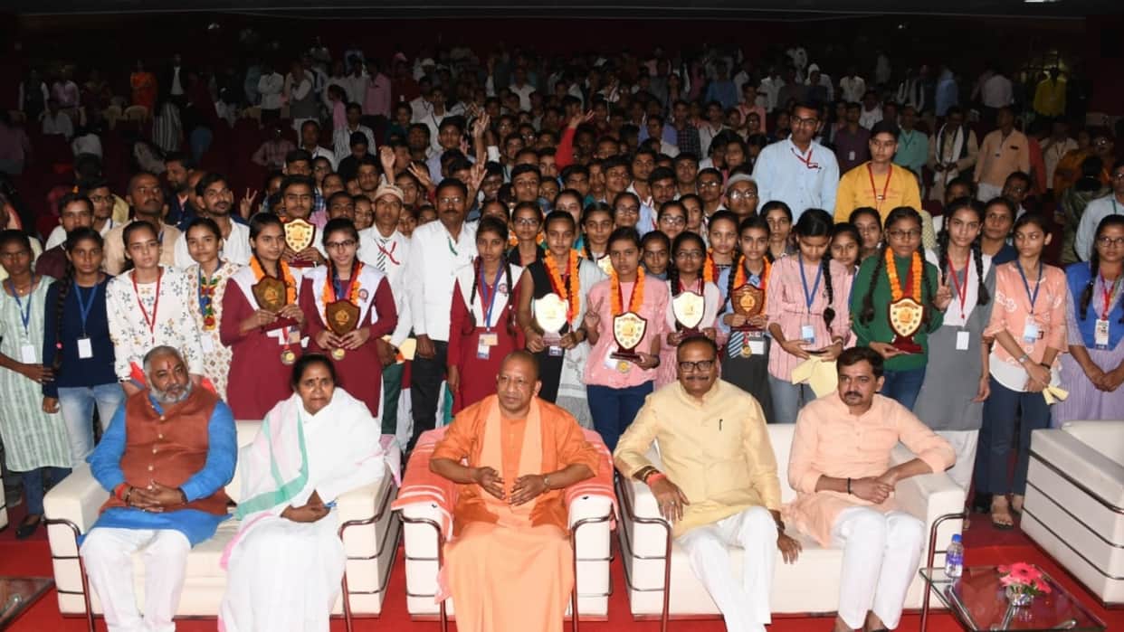 Pics of Medhavi Chhatra Samman 2022.