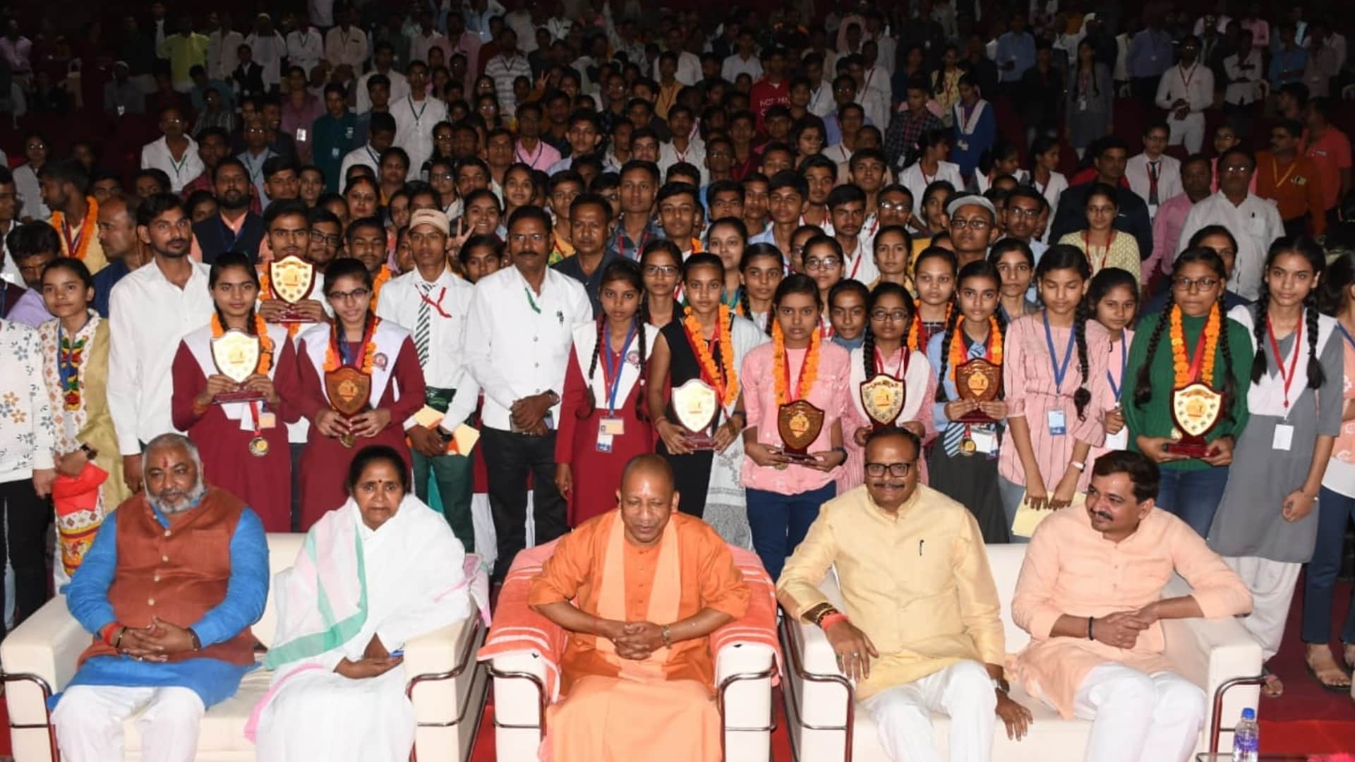 Pics of Medhavi Chhatra Samman 2022.