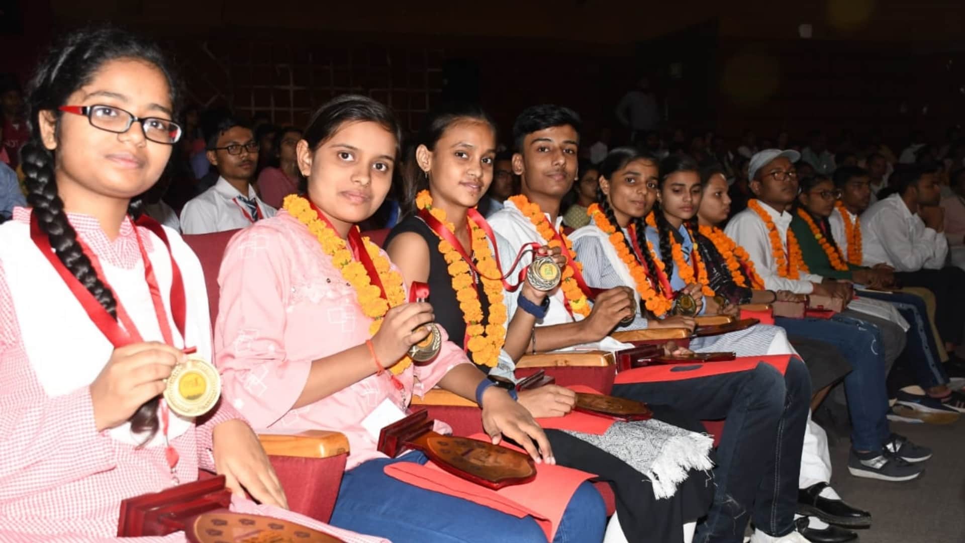 Pics of Medhavi Chhatra Samman 2022.