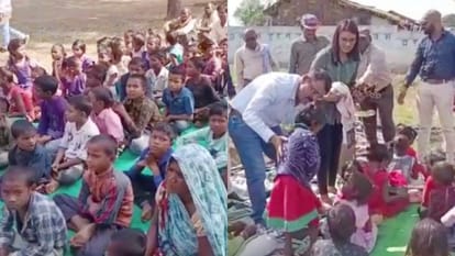 Satna DM and his wife distributed warm clothes to the poor and needy