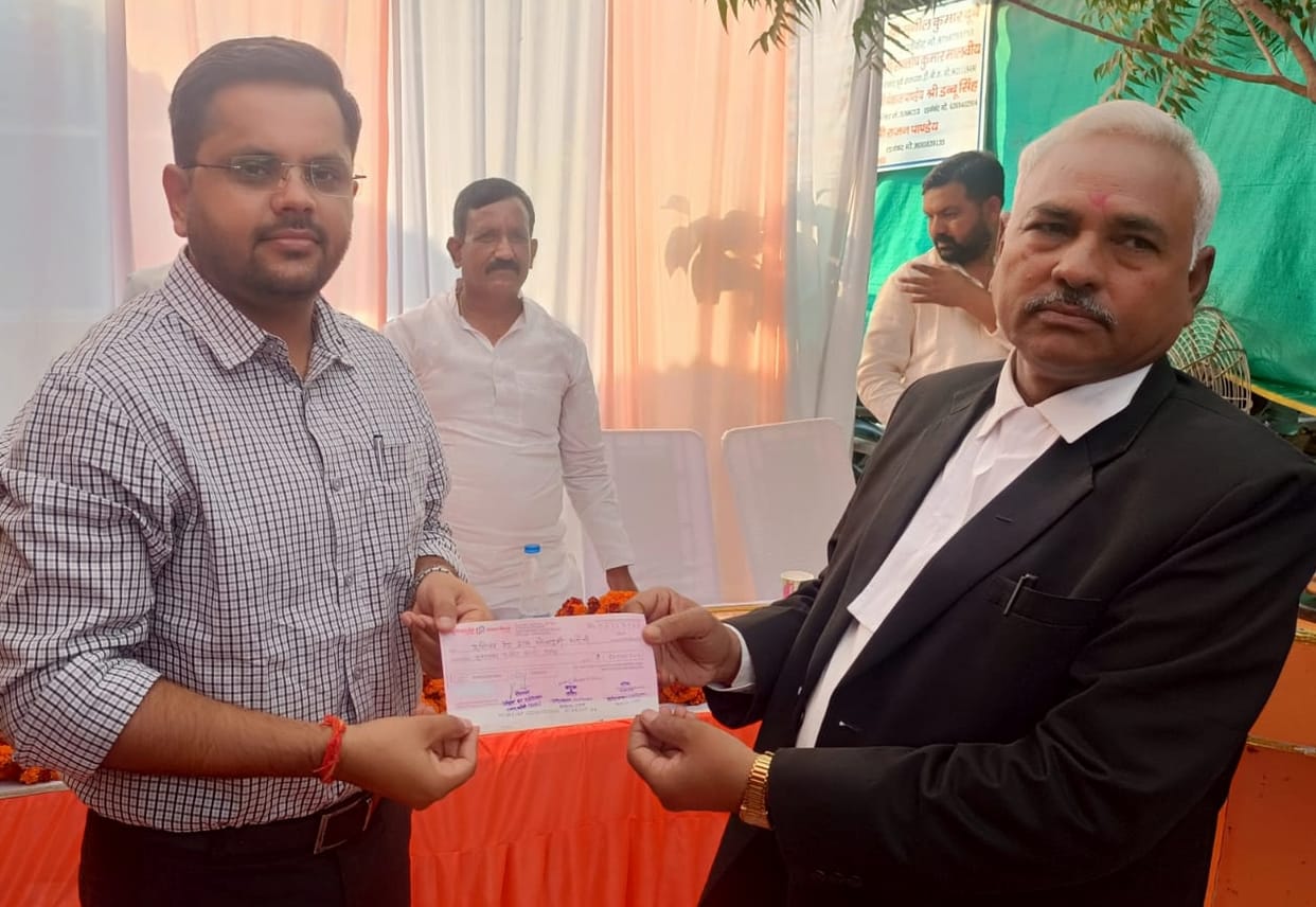District Bar handed over a check of 51 thousand to the DM