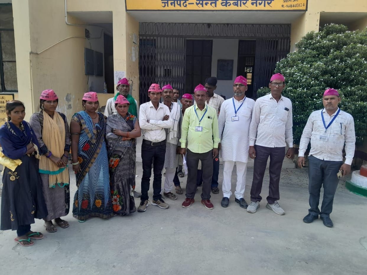 MNREGA workers demonstrated at the block office