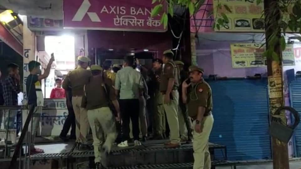 Thieves stole 26 lakhs by cutting ATM with gas cutter CCTV closed Police investigated Etah Crime