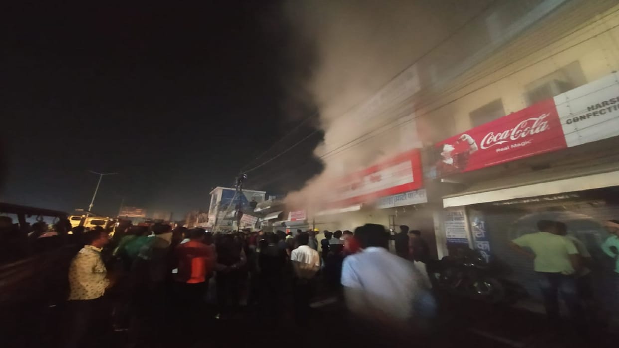 Fire breaks out in sari shop in Naini there is a stir in the locality