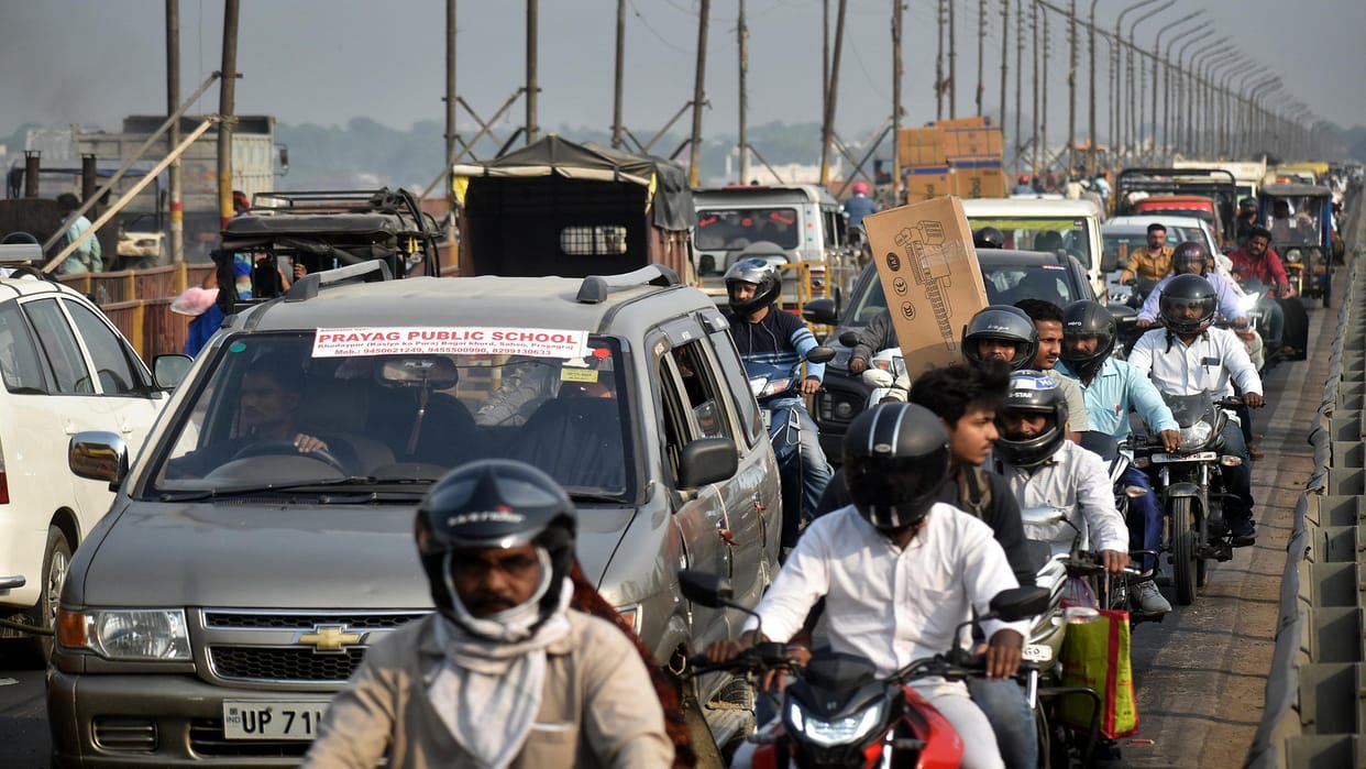 People struggled with jam on Shastri bridge roadways buses changed route