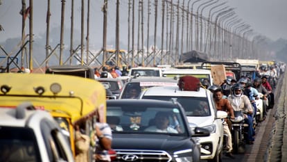 People struggled with jam on Shastri bridge roadways buses changed route