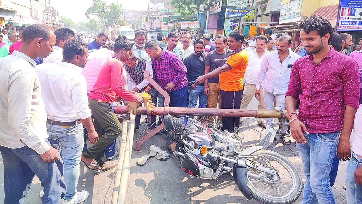 Four electric poles collapsed on the highway in Pratapgarh, four people injured