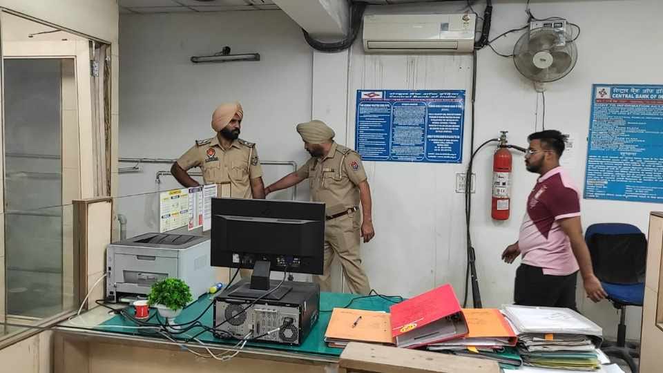 Thieves broke four lockers and stole jewelery in Central Bank of India located in Mandi Gobindgarh