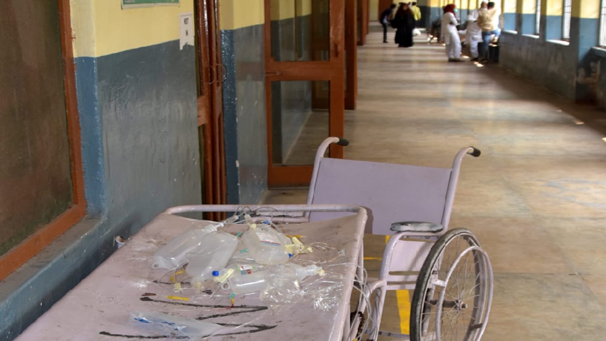 Patients are not able to get stretchers in medical college, carrying attendants in their laps to t