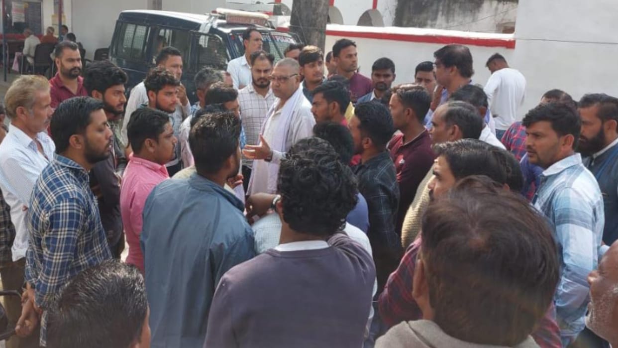 Saharanpur: Attack on electricity department team and beaten up and snatching government records