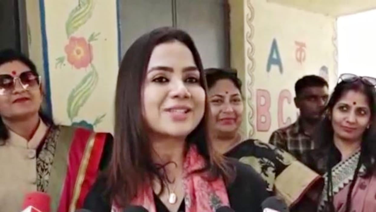 Satna DM and his wife distributed warm clothes to the poor and needy