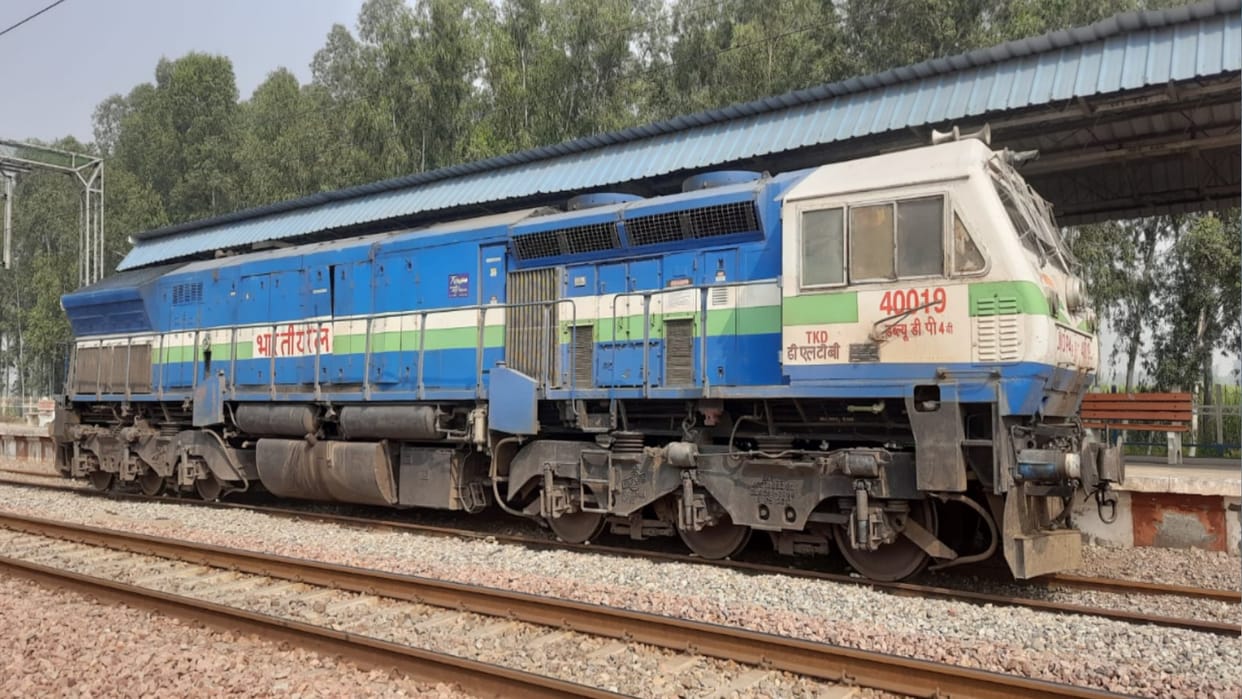 Muzaffarnagar: Shalimar-Jammu Express stopped due to power failure, passengers faced problems