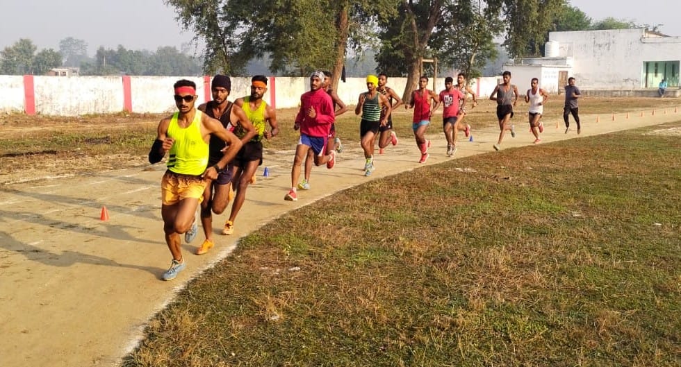 Youth sweating in winter for Agniveer recruitment