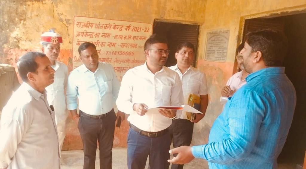 Farmer paddy is ready, said DM, but center in-charge is not buying