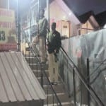 शराब ठेकों पर तैनात पुलिस।