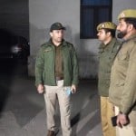 आतंकी के शव के पोस्टमार्टम के अस्पताल ले जाते पुलिस कर्मी