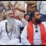 सुधीर सूरी (सफेद घेरे में)