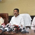 प्रेस वार्ता करते केंद्रीय मंत्री धर्मेंद्र प्रधान, बीएचयू कुलपति और मंत्री रविंद्र जायसवाल
