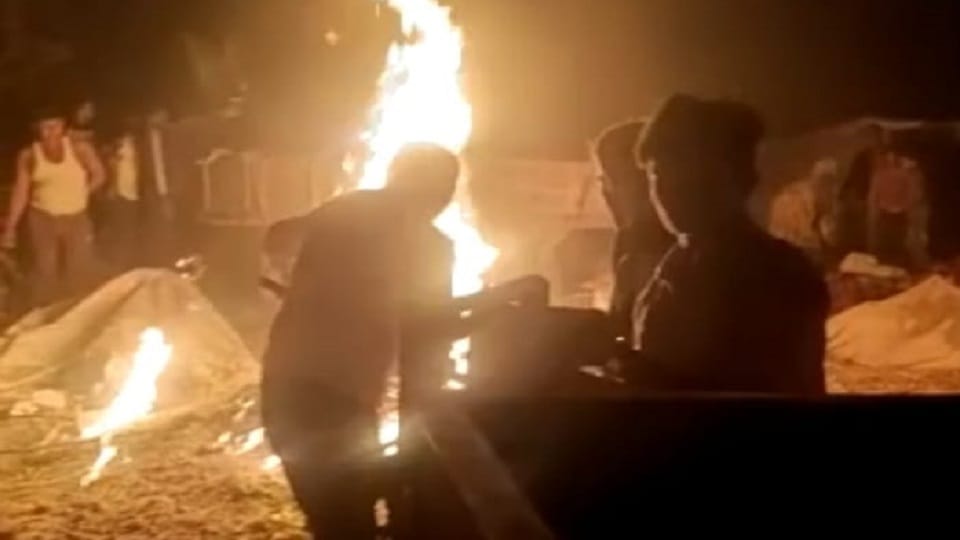 Due to cylinder leak in Amroha a fire broke out in the camp of the devotee
