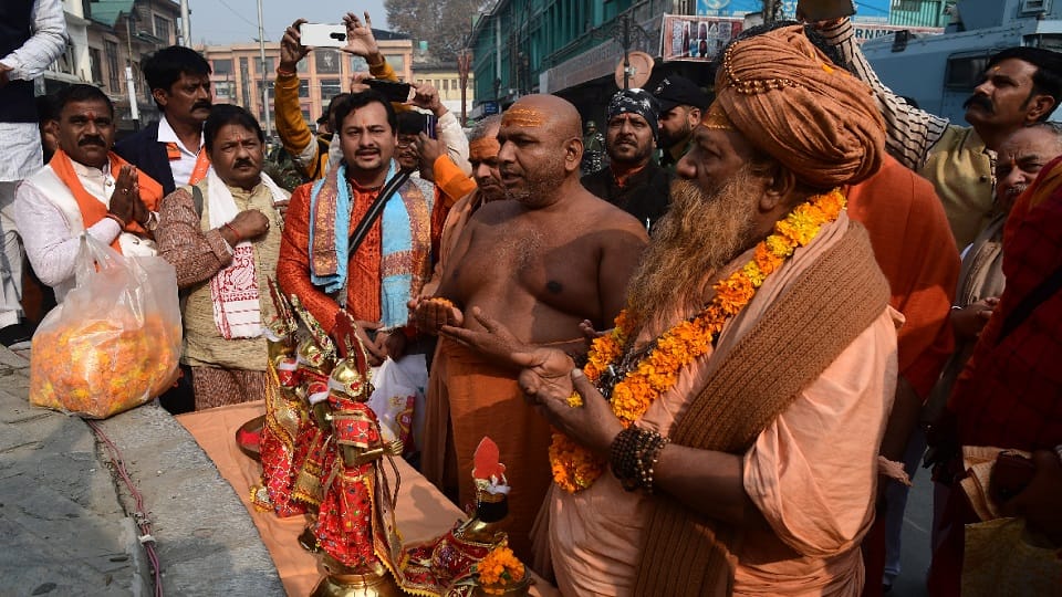 Shankaracharya leaves on foot from hill Srinagar to Ram Janmabhoomi Ayodhya