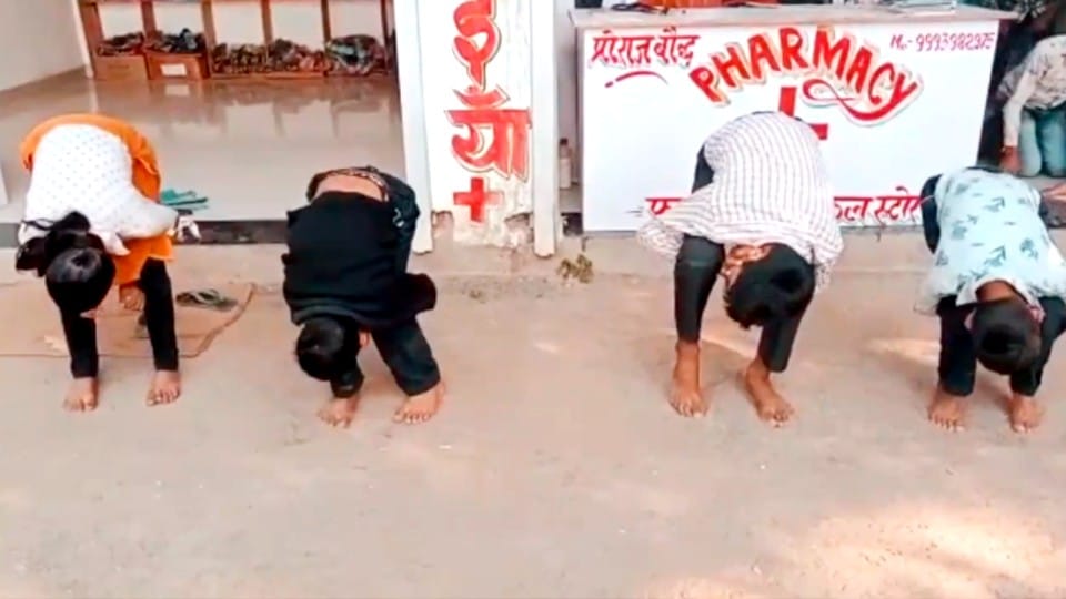 MP News: Tuition teacher made children cock on the road, punished for not doing homework