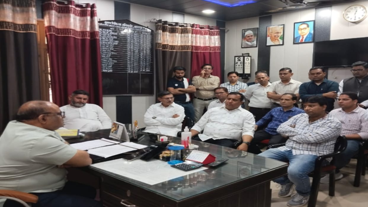Baghpat: Uproar on CMO office of AYUSH doctors, sloganeering