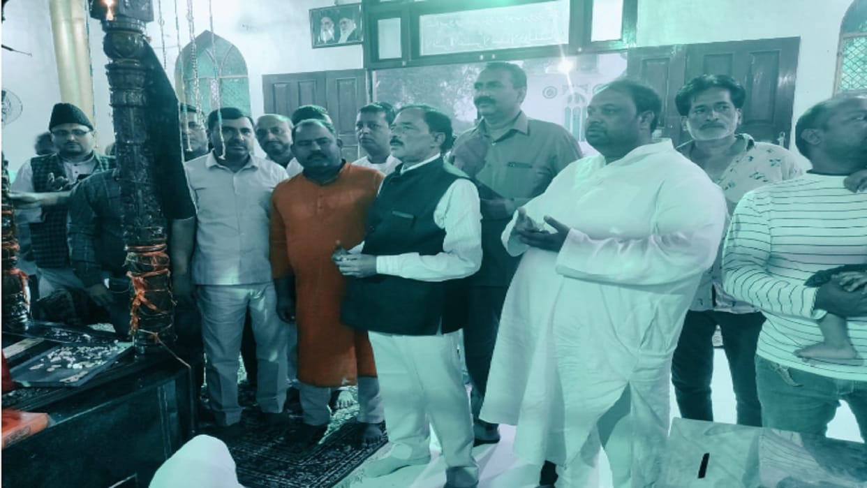 BIJNOR: Crowd of pilgrims gathered at Nauchandi Jumeirat, the pilgrims prayed at the dargah and prayed