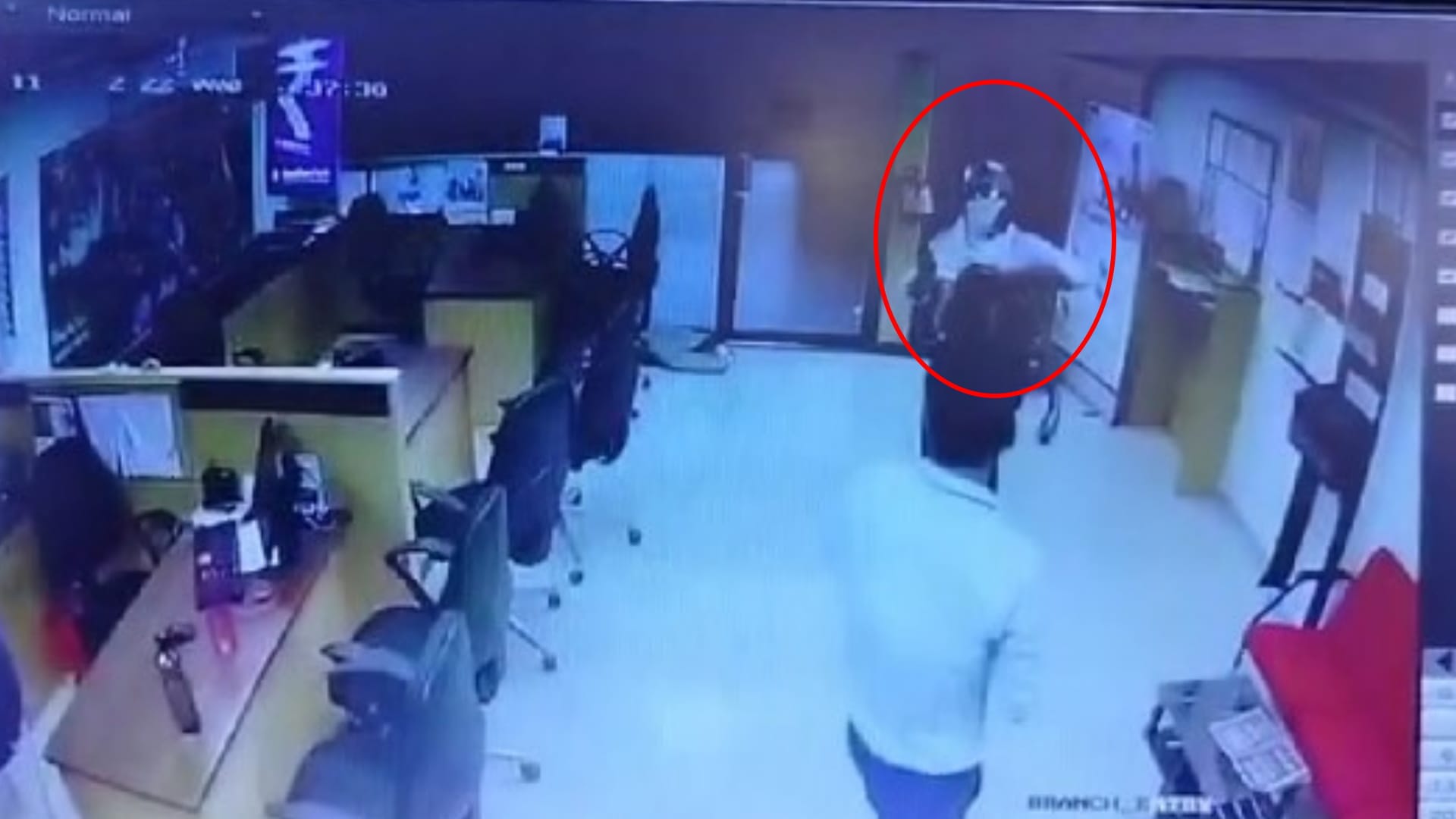 debt increased then man reached to rob bank in Gorakhpur