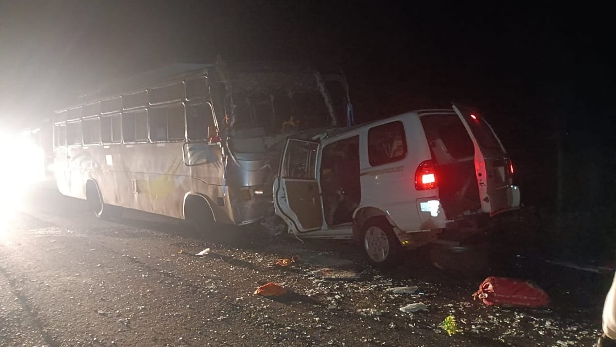 Bus Collided with a Car Near Jhallar Police Station in Betul 11 People Died News in Hindi