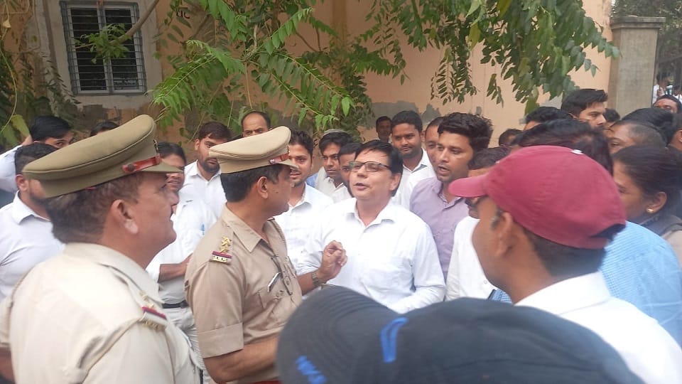 Fearing from encounter a rewarded miscreant of 50 thousand reached to surrender police sent back in baghpat