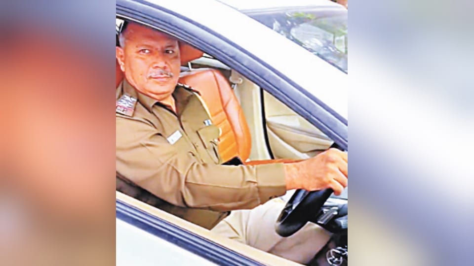 Chandigarh Traffic Police cut challan of inspector for driving car without wearing seat belt