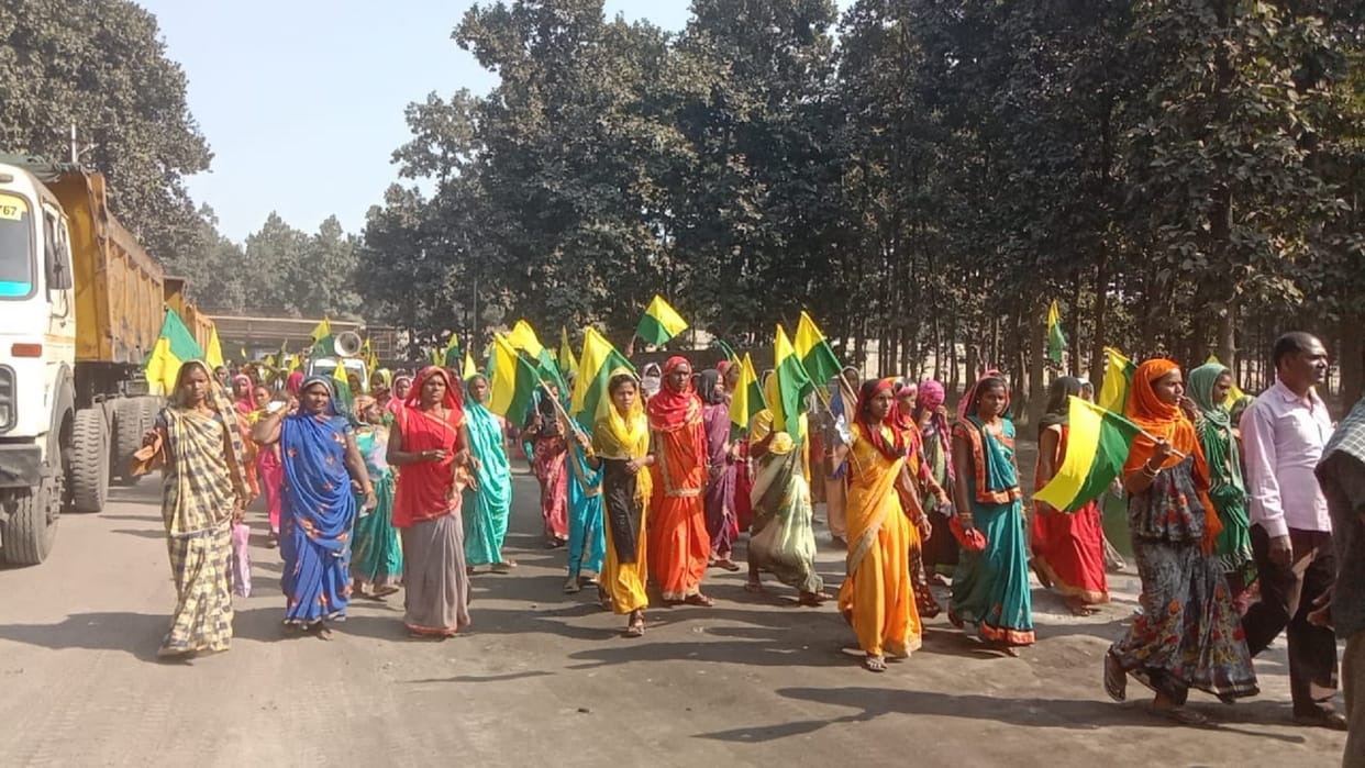 secl land displaced people protest for employment in chhattisharh