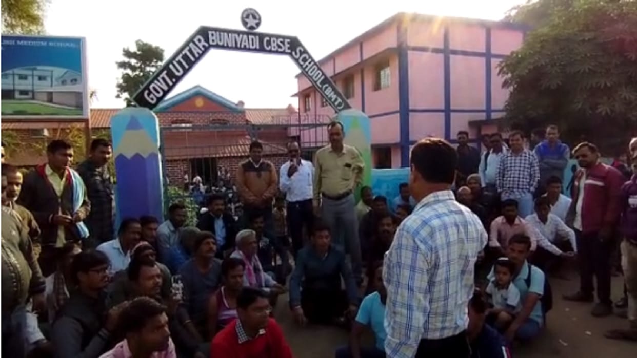 parents lock school gate due to shortage of teachers in bemetra
