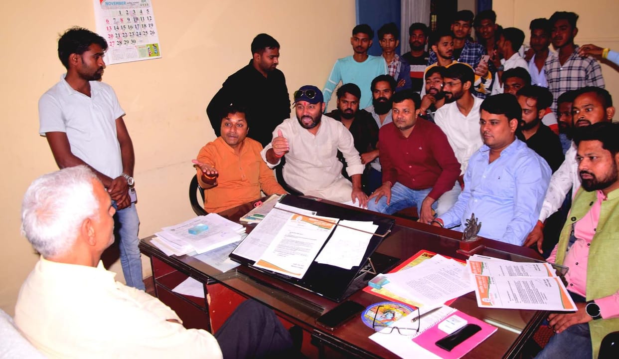 Aligarh News Uproar at DIOS office over illegal money recovery