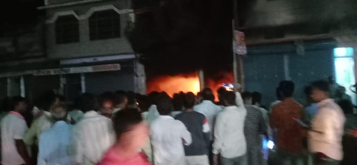 Fierce fire broke out in paint and hardware shop in Farenda town