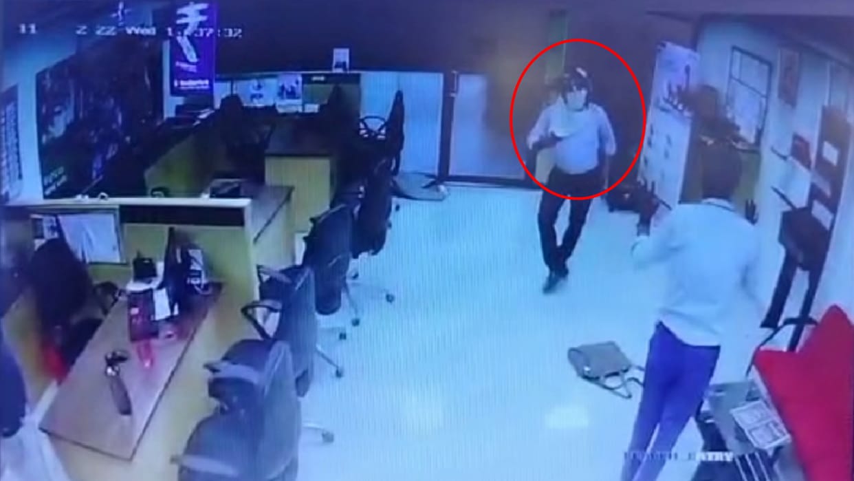 debt increased then man reached to rob bank in Gorakhpur