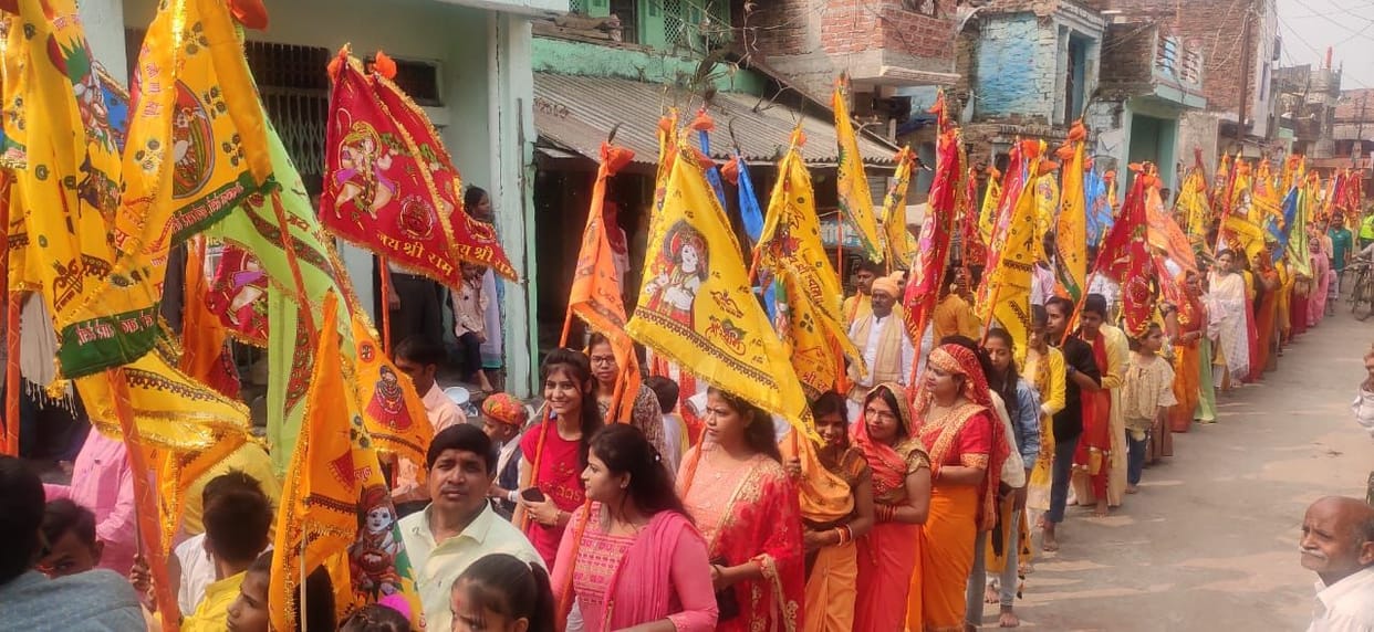 Hundreds of devotees walked till Khalilabad on foot