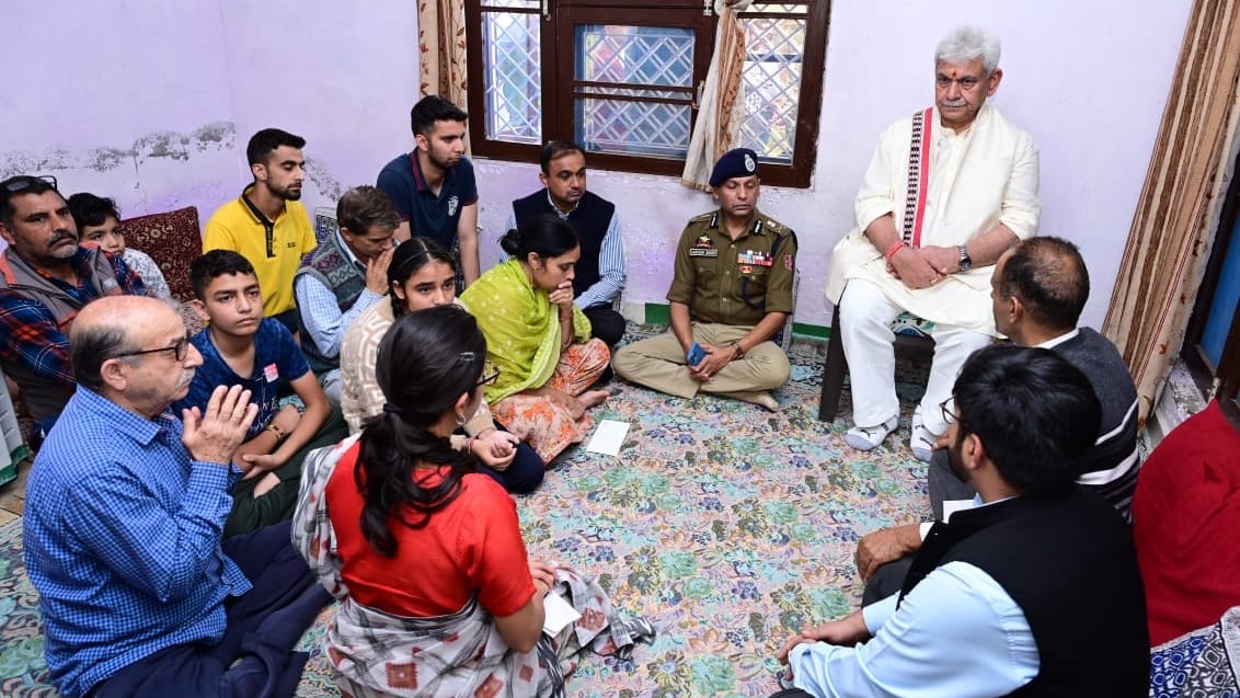 Lieutenant Governor Manoj Sinha arrives jammu to meet family of Kashmiri Pandit Puran Bhatta killed in shopian