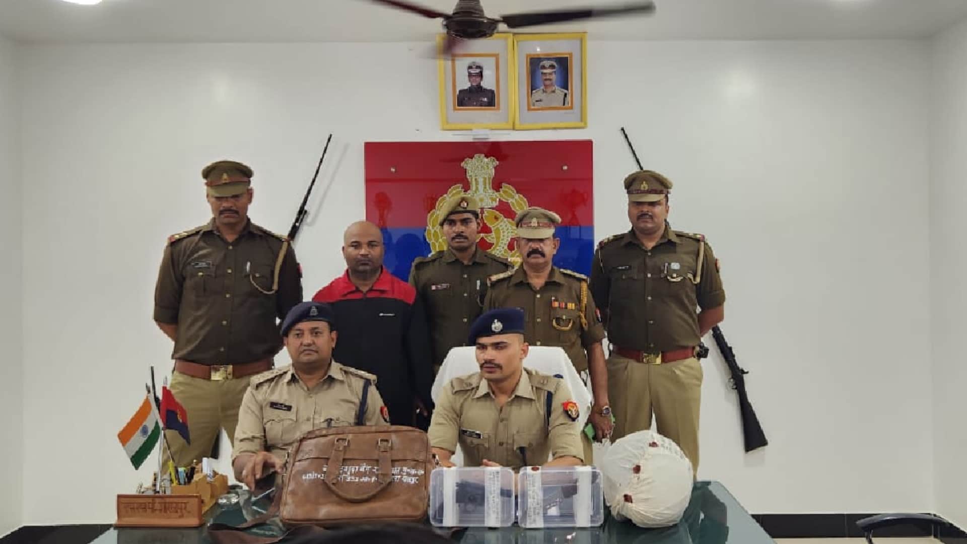 मामले का खुलासा करती पुलिस।