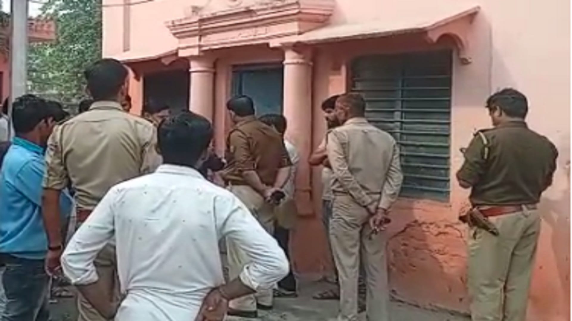 The negligence of health department and police exposed in Muzaffarnagar, animals plucked the dead body in CHC