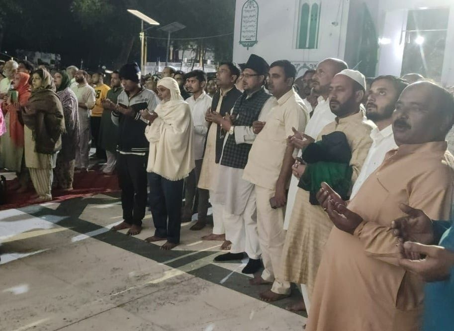 The pilgrims prayed at the dargah and prayed