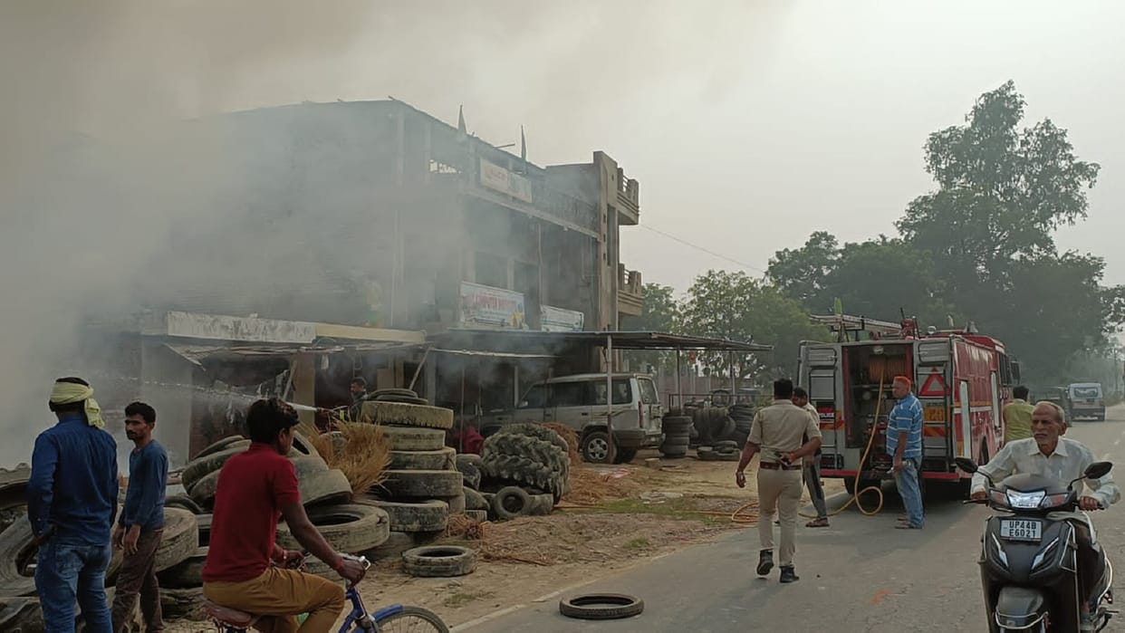Police went to remove illegal possession - stone pelted on the administration team