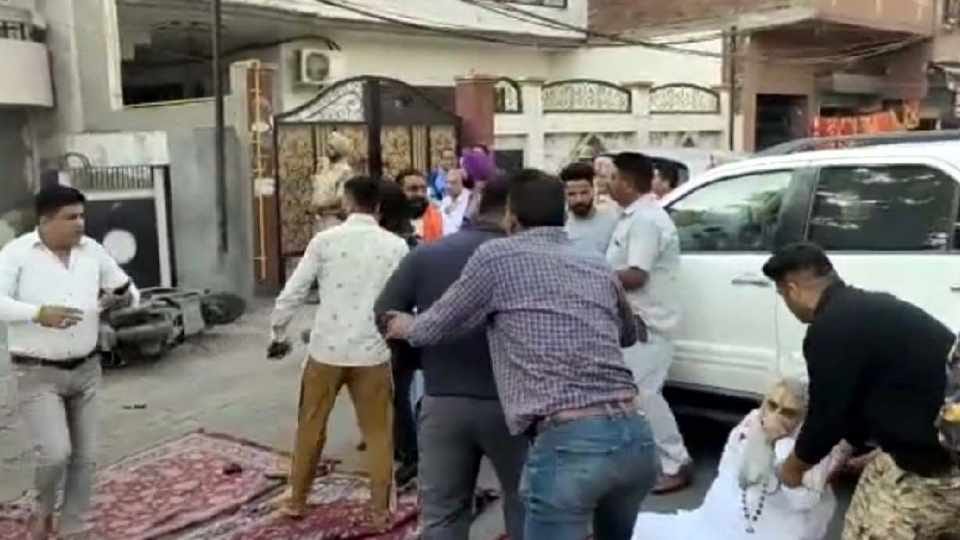Photos of many people found in car after the murder of Shiv Sena leader in Punjab