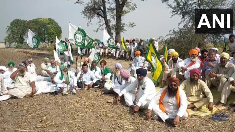 Patwari went to inspect report of stubble burning in Faridkot Jeewan Wala village was taken hostage by farmers