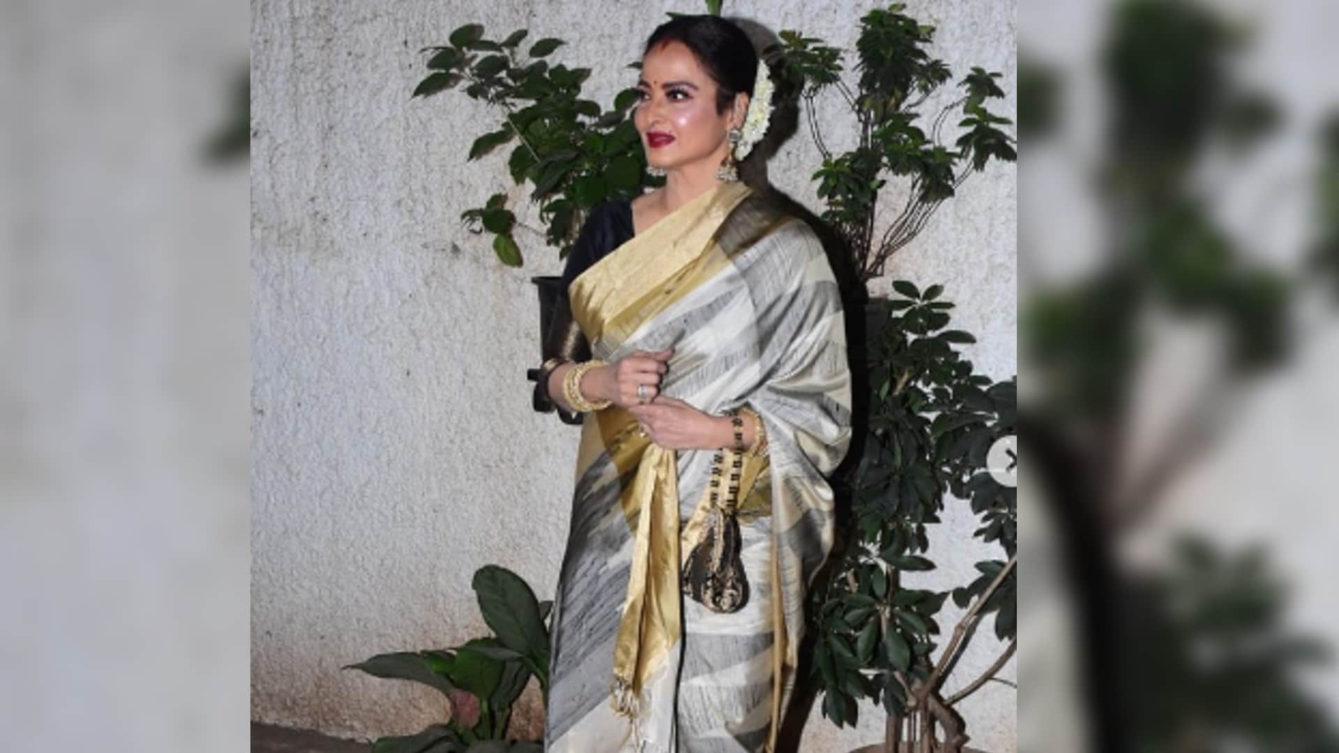 Rekha showered love for sridevi daughter Janhvi kapoor at mili screening video viral