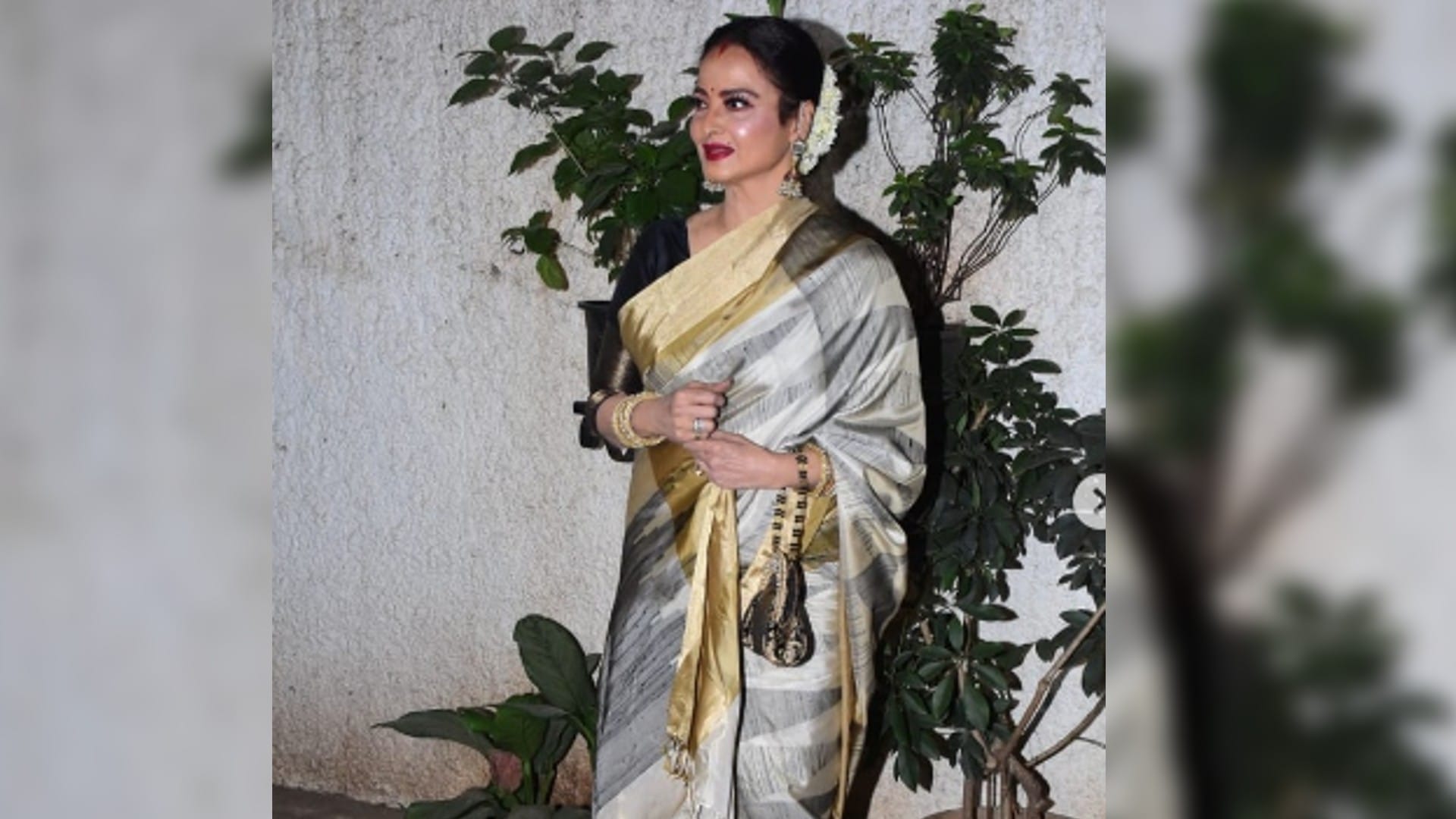 Rekha showered love for sridevi daughter Janhvi kapoor at mili screening video viral