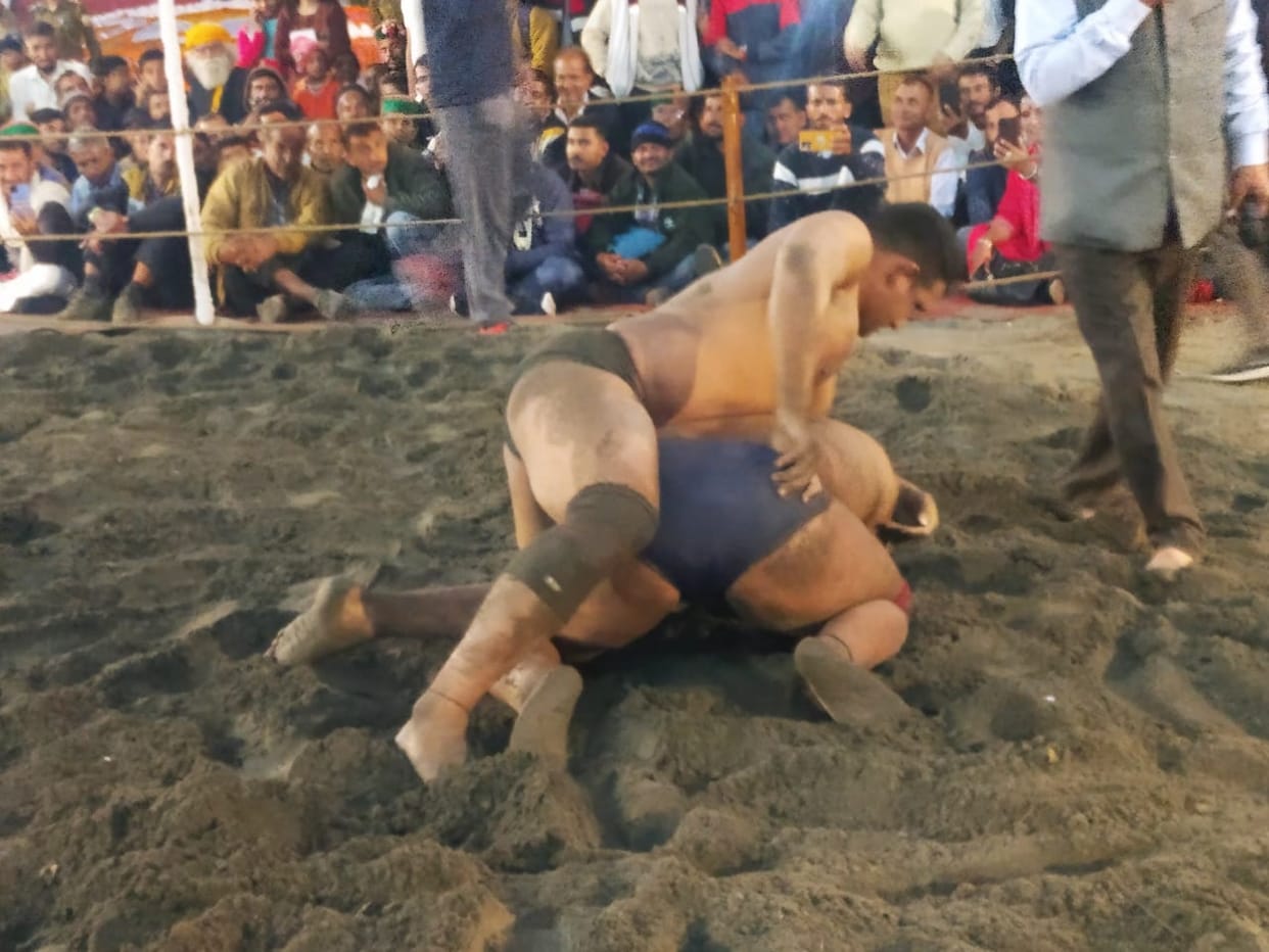 sirmaur news gogi pahalvaan of karnaal win kusti  pratiyogiat in renuka fair